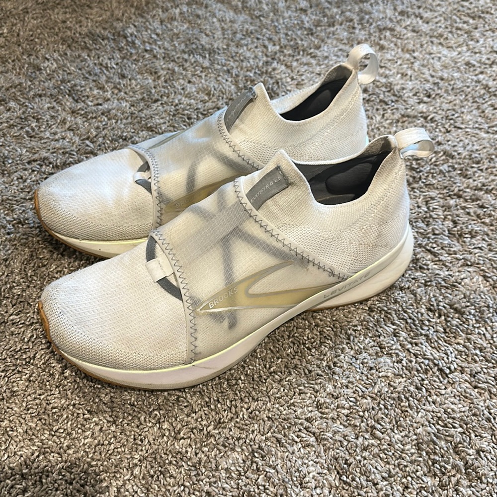 brooks running shoes